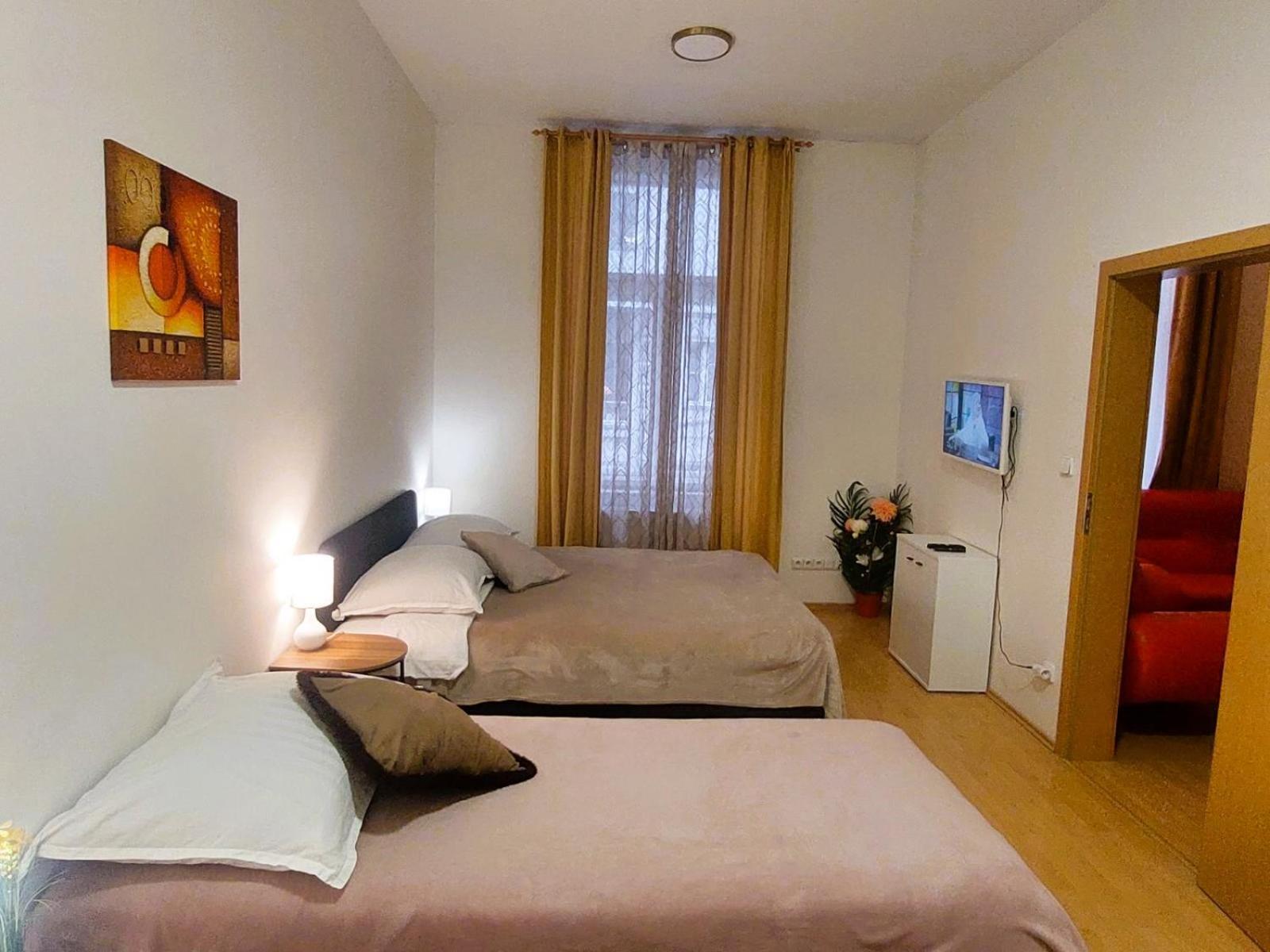 Prostorny Byt V Centru 3 Kk 80 M2 Hradec Králové Exterior foto